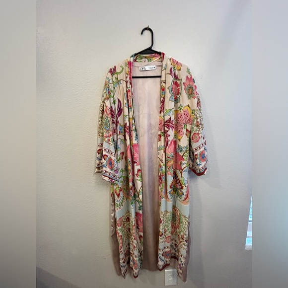 Zara Other - Zara Vibrant Floral Robe - Cream and Pink Kimono